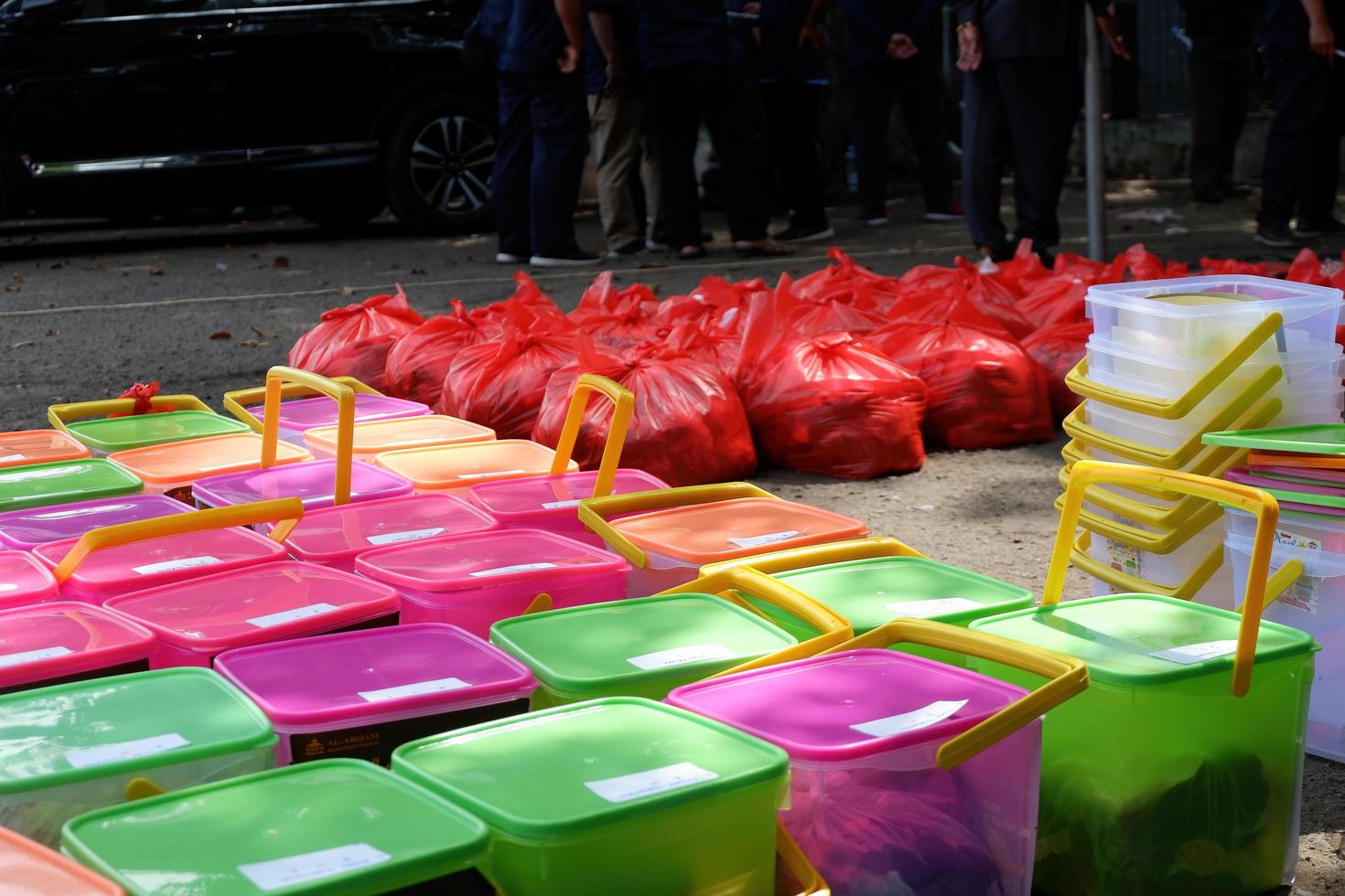 Vettore plastica e tupperware pieno con pezzi carne foto