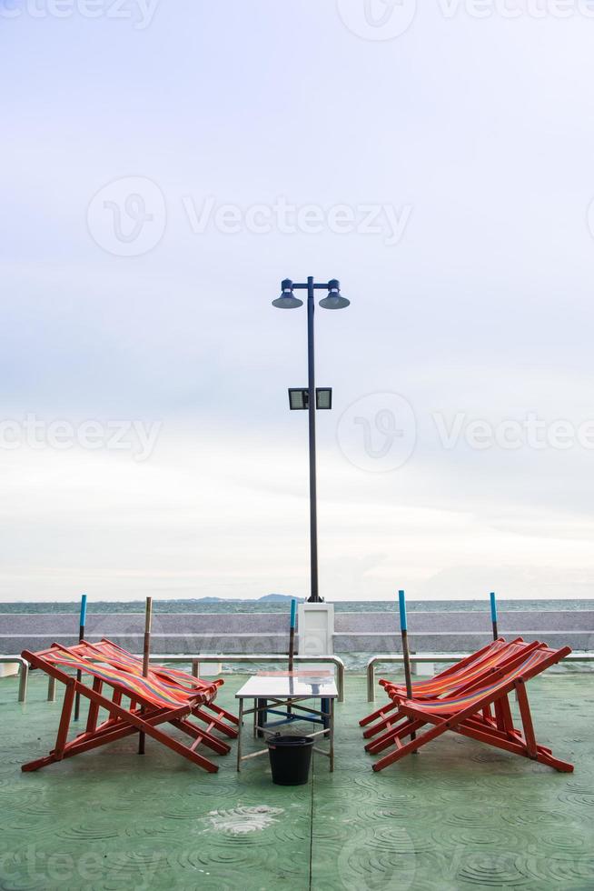 rosso sedie con mare Visualizza su bangsan spiaggia, chonburi, Tailandia foto