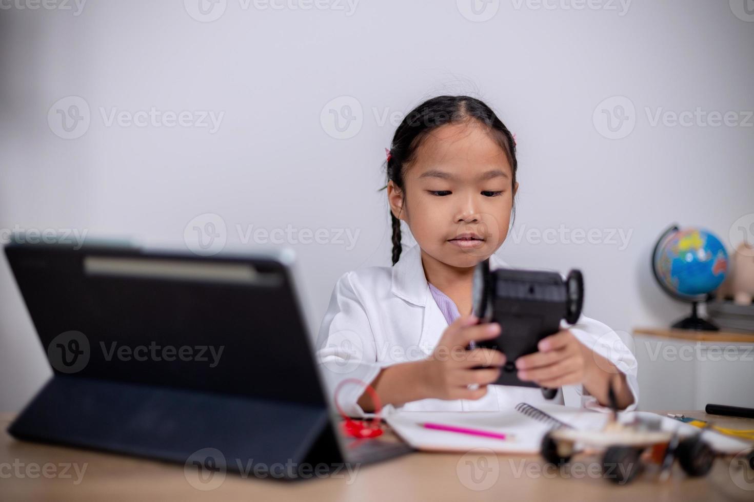 asiatico studenti imparare a casa di codifica robot macchine e elettronico tavola cavi nel stelo, vapore, matematica ingegneria scienza tecnologia computer codice nel robotica per bambini' concetti. foto