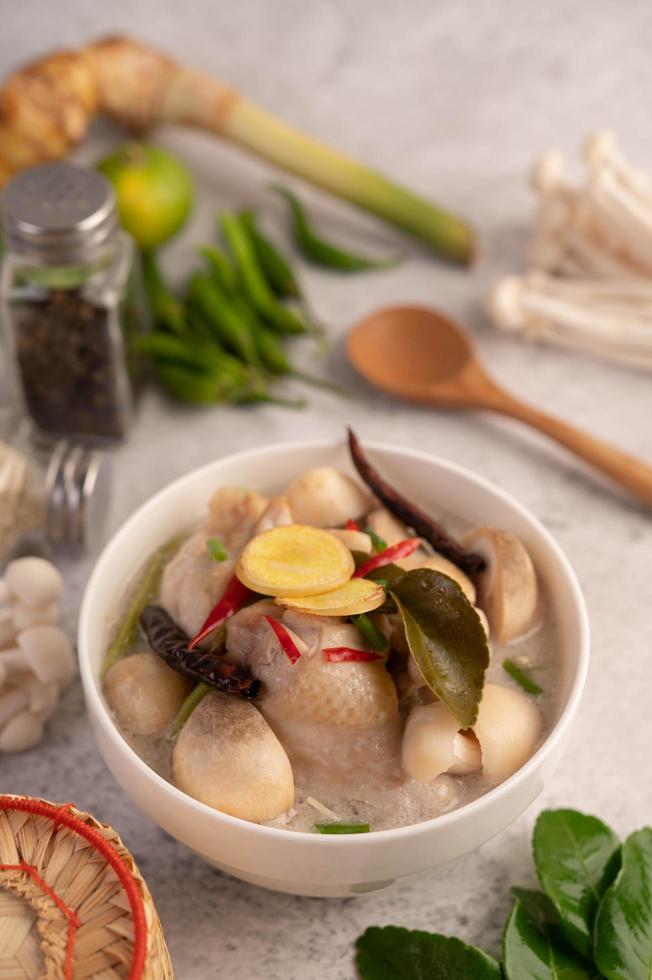 zuppa di pollo e latte di cocco foto