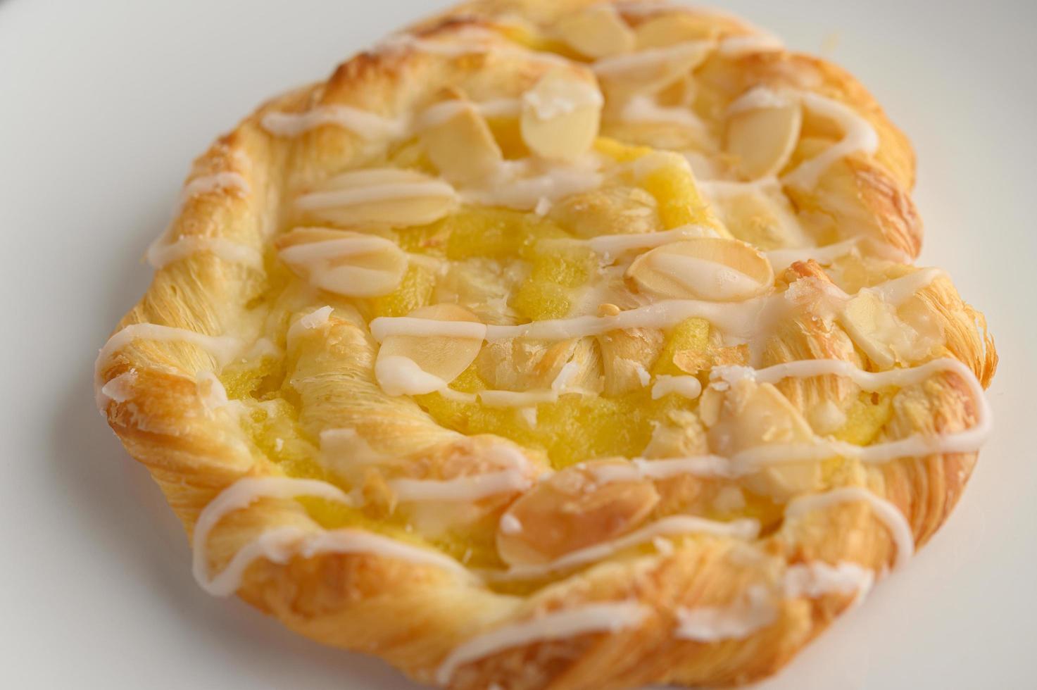 spuntino di pane torsione di mandorle su un piatto bianco foto