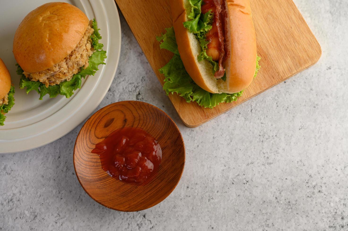 hamburger e hot dog con lattuga e salsa di pomodoro foto