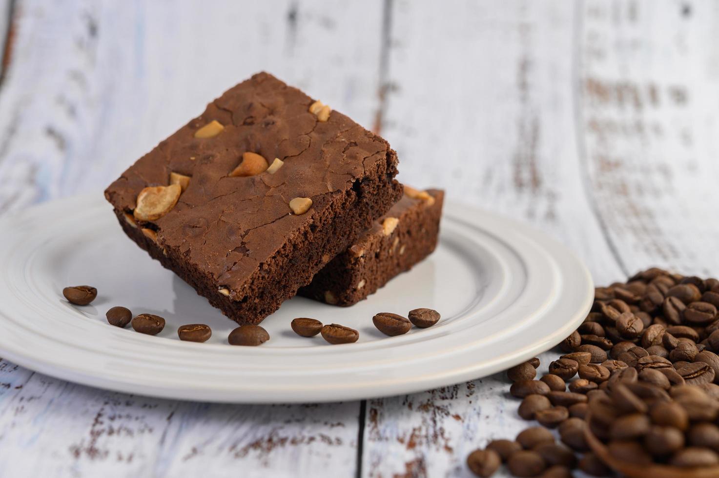 torta al cioccolato su un piatto bianco e chicchi di caffè foto