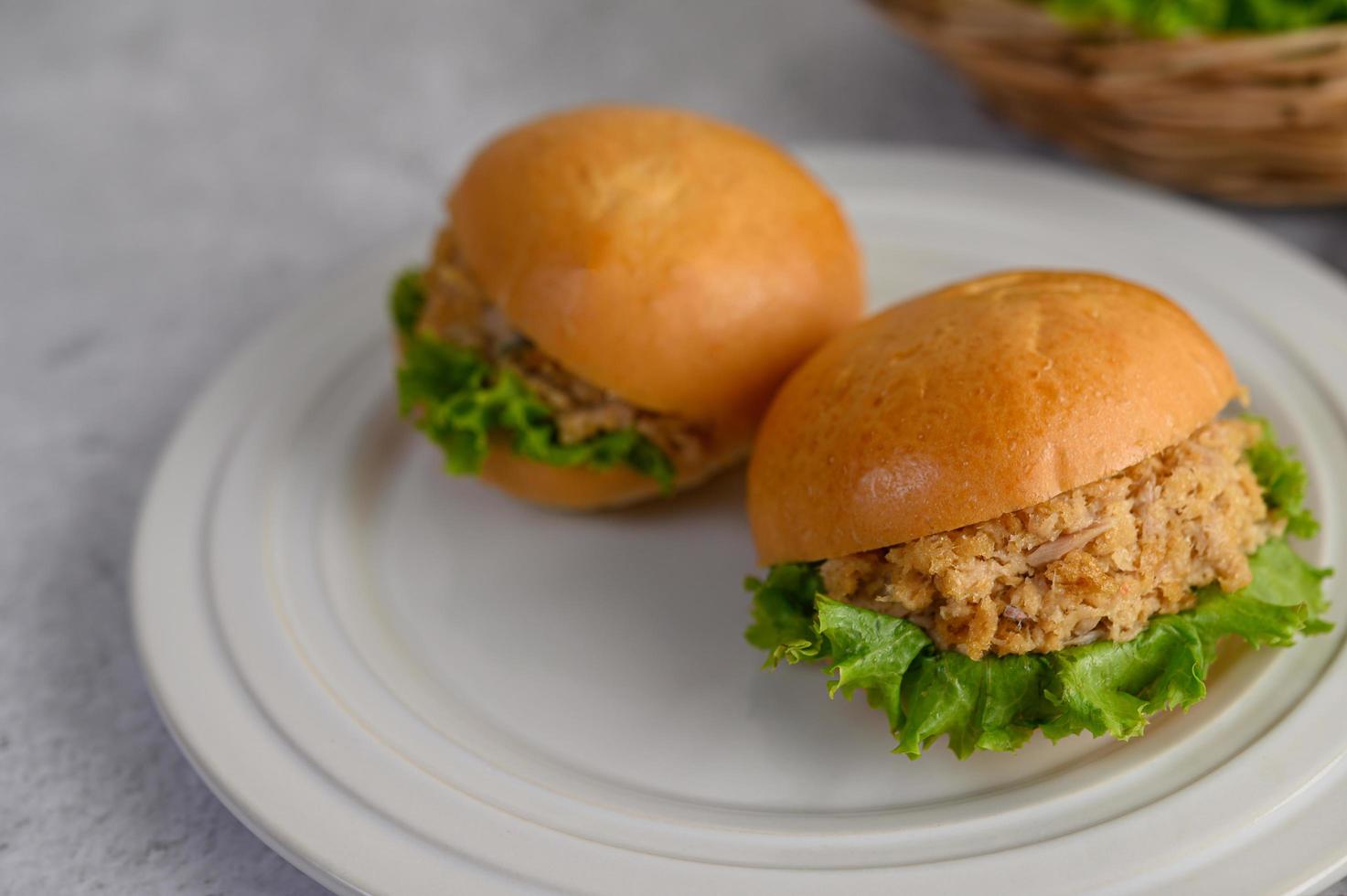 due hamburger disposti magnificamente su un piatto bianco foto