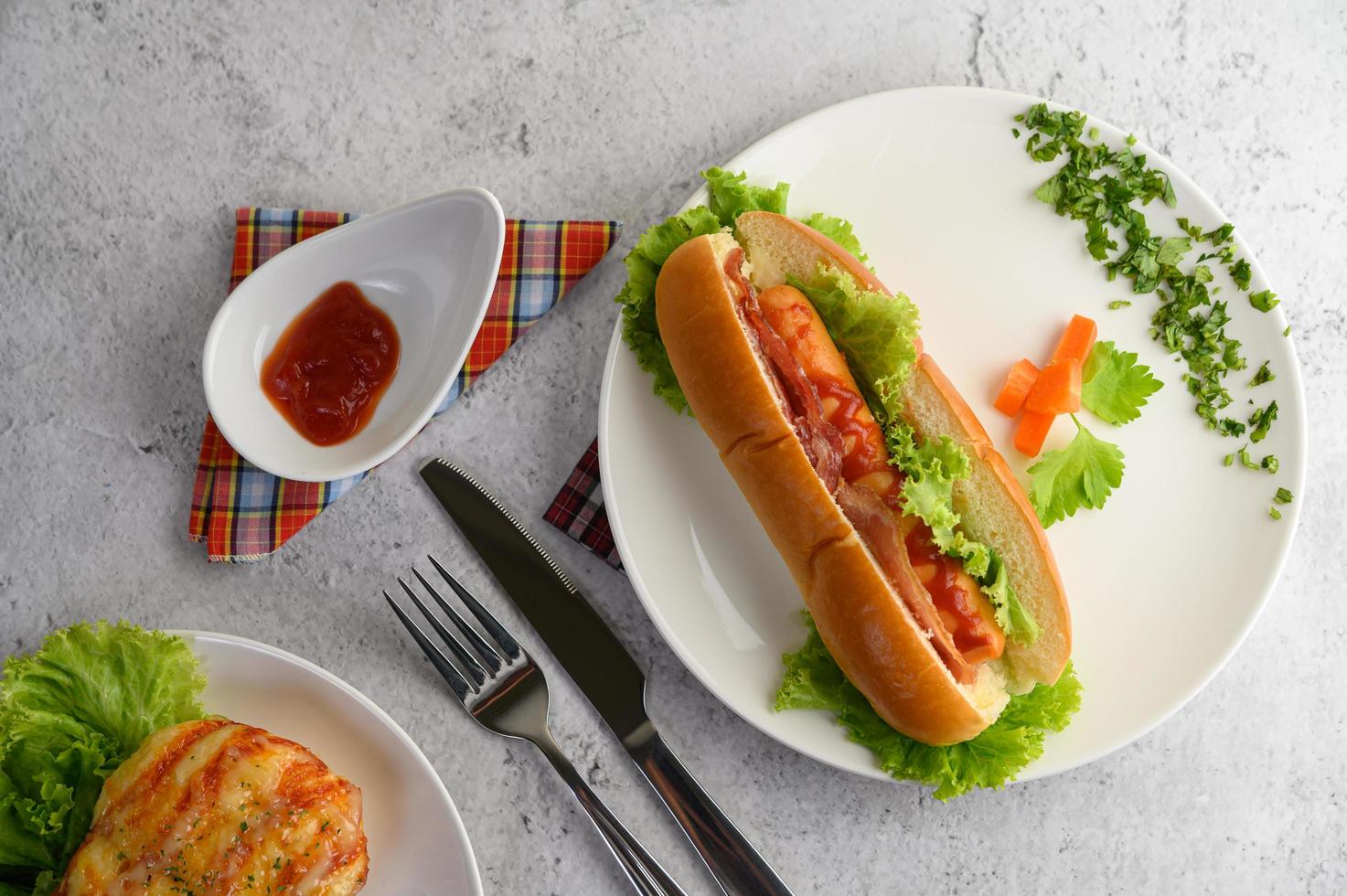 un hot dog posto in un piatto bianco magnificamente foto