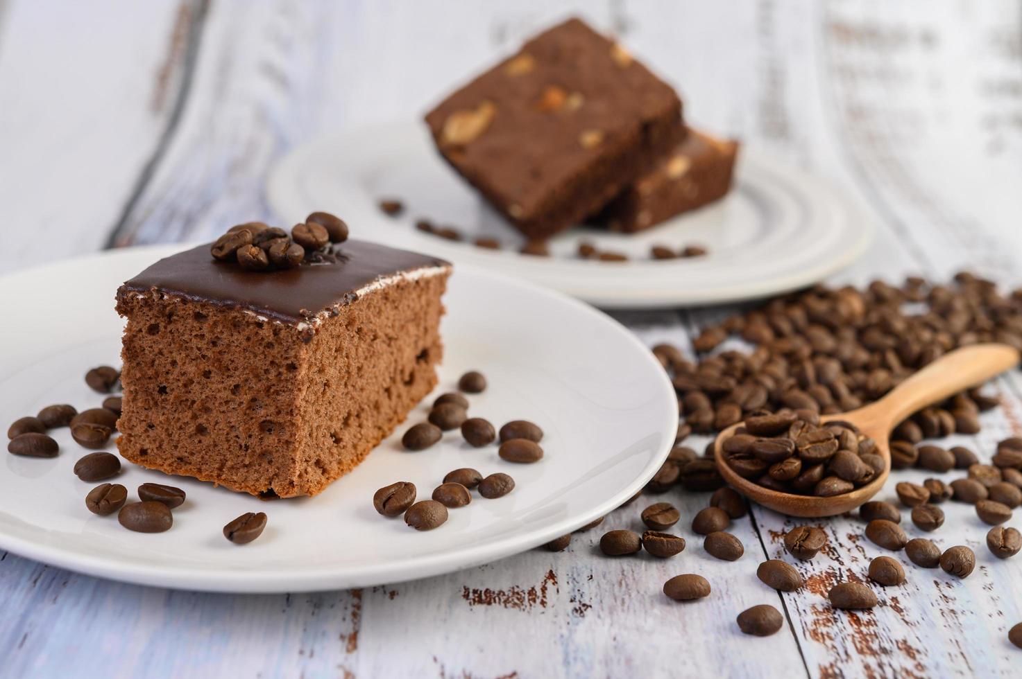 torta al cioccolato su un piatto bianco e chicchi di caffè foto