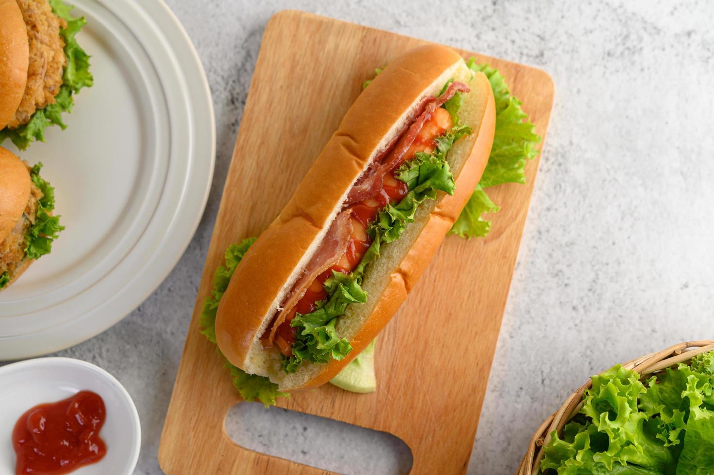 antipasti con hot dog e hamburger foto