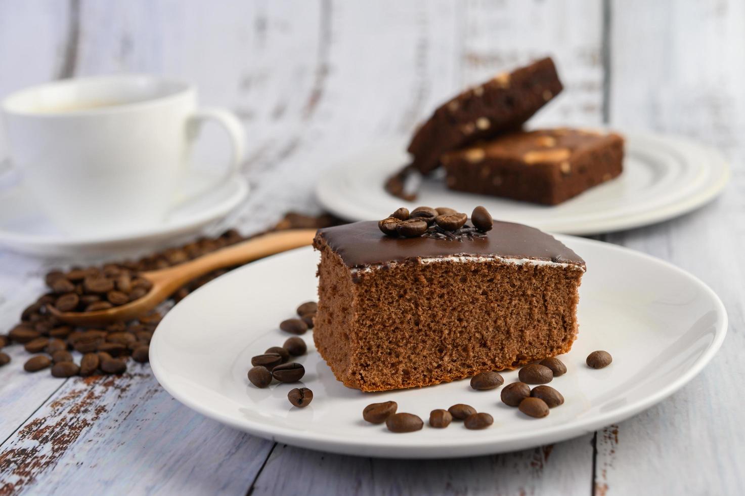 torta al cioccolato su un piatto bianco e chicchi di caffè foto