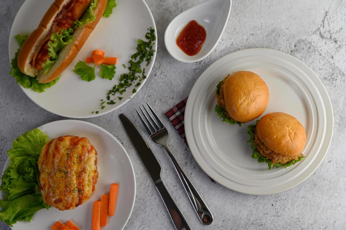 pane salsiccia con hot dog e hamburger foto