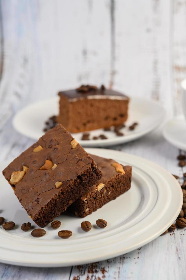 torta al cioccolato su un piatto bianco e chicchi di caffè foto