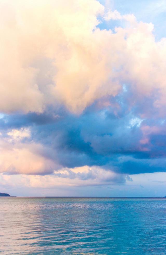 nuvole colorate e cielo blu foto