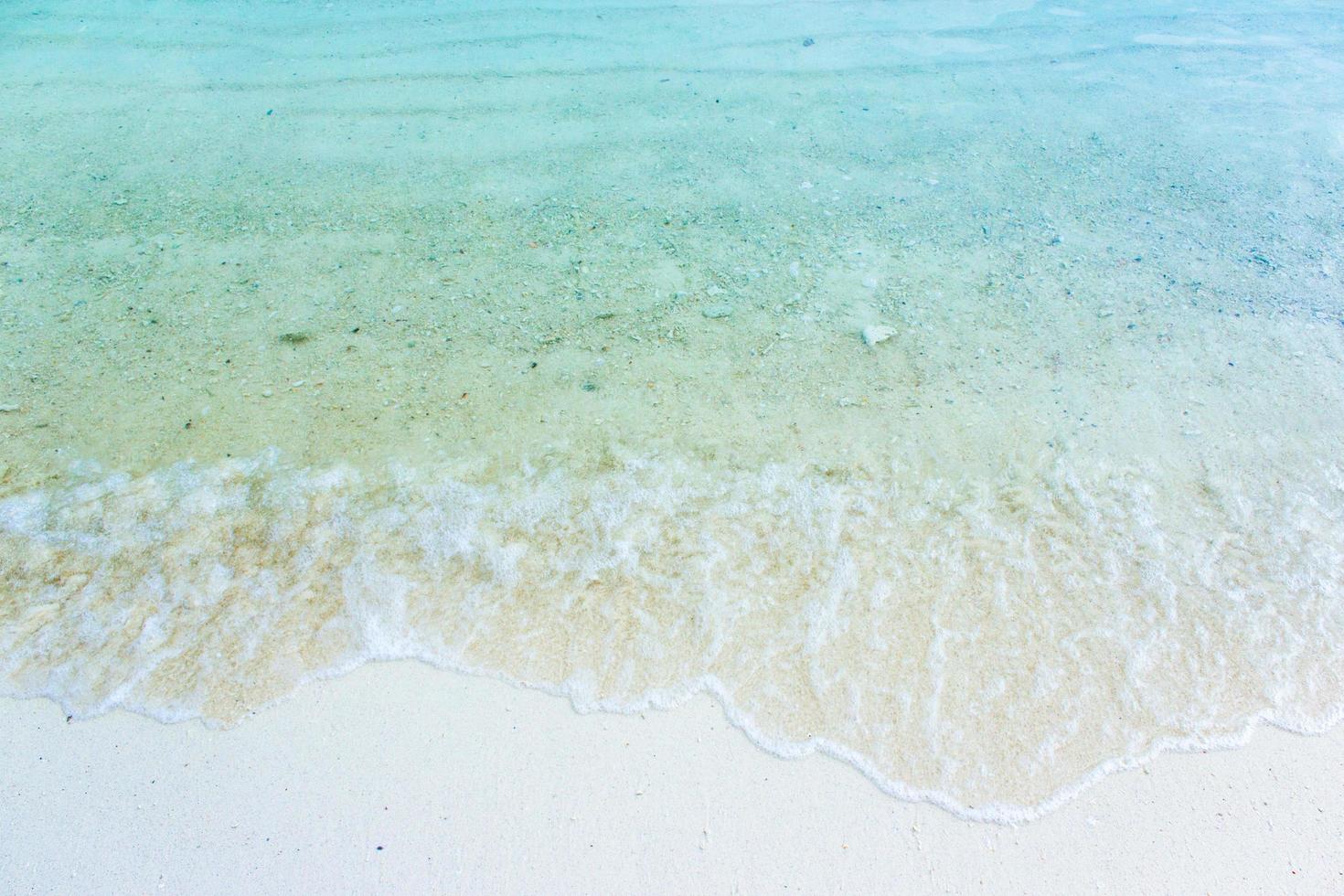 sabbia bianca con acqua blu foto