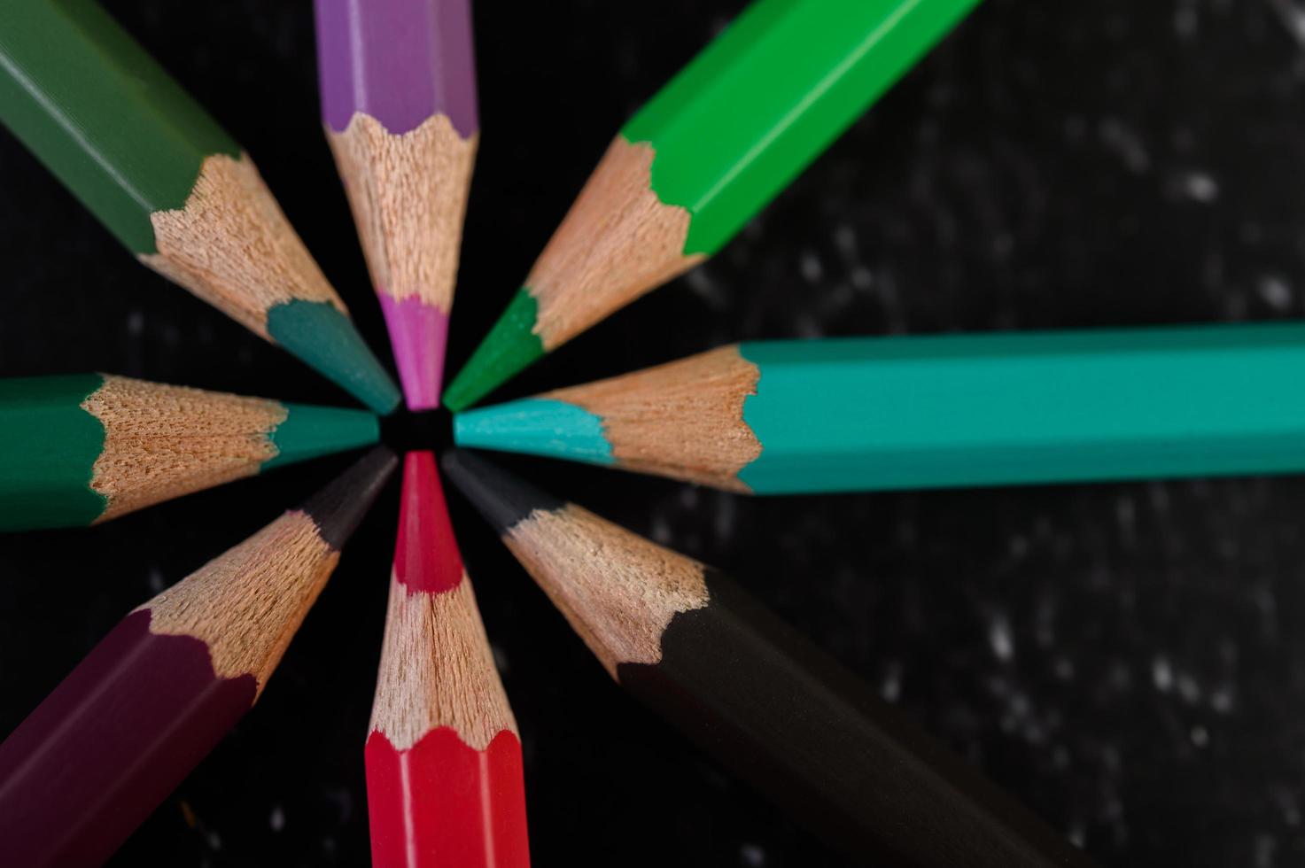 primo piano di pastelli in legno disposti in una ruota dei colori foto