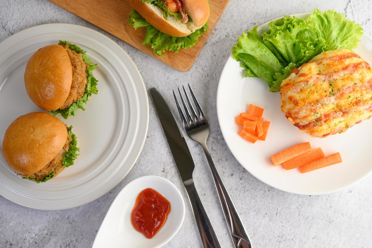 antipasti con hamburger e panino alla salsiccia foto