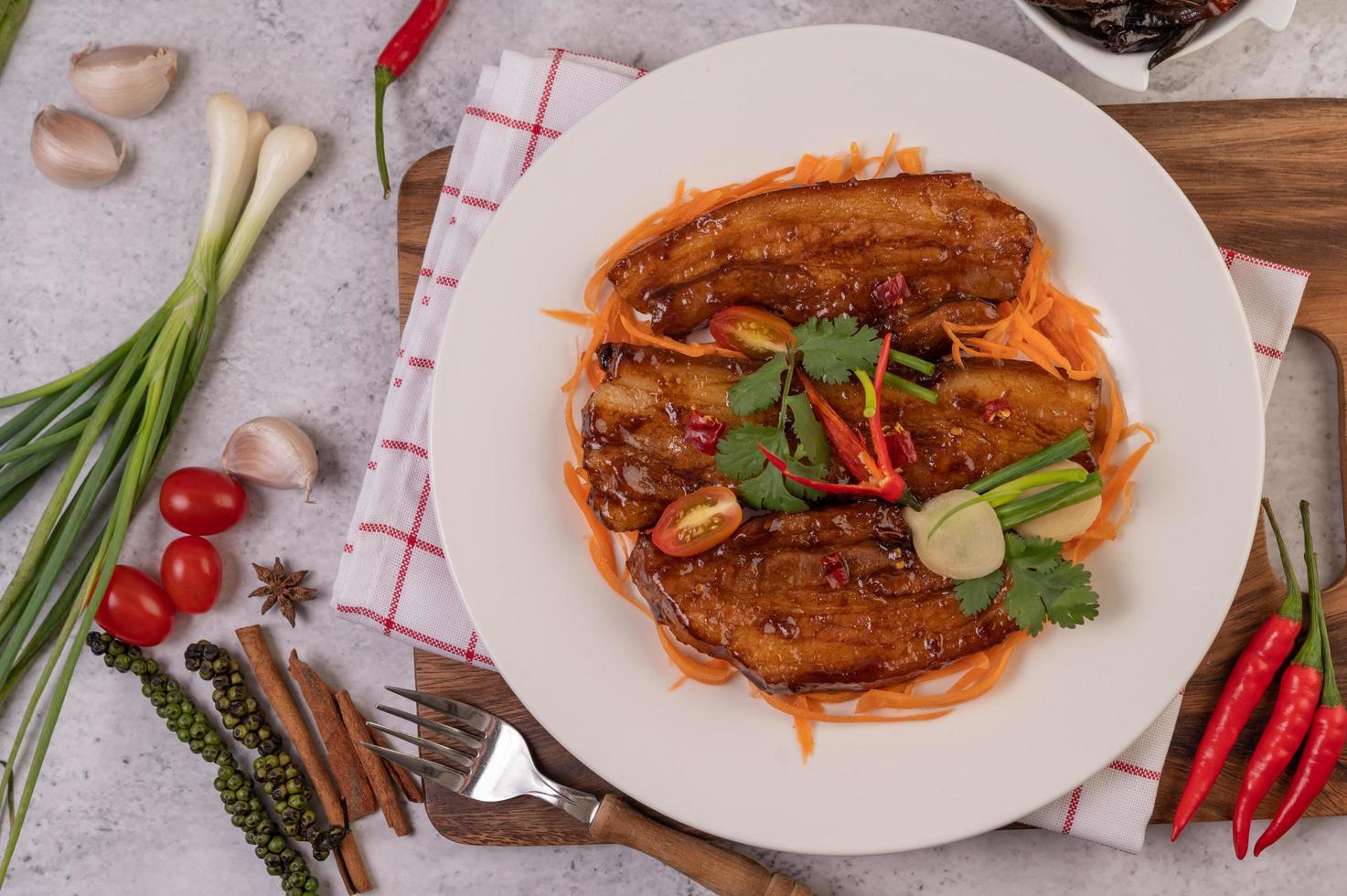 maiale dolce con peperoncino, cipolline, carote e coriandolo foto