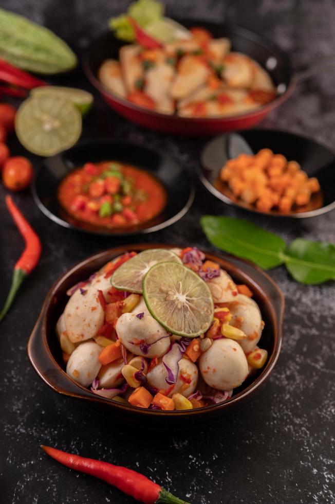 insalata di polpette piccanti con peperoncino, limone, aglio e pomodoro foto