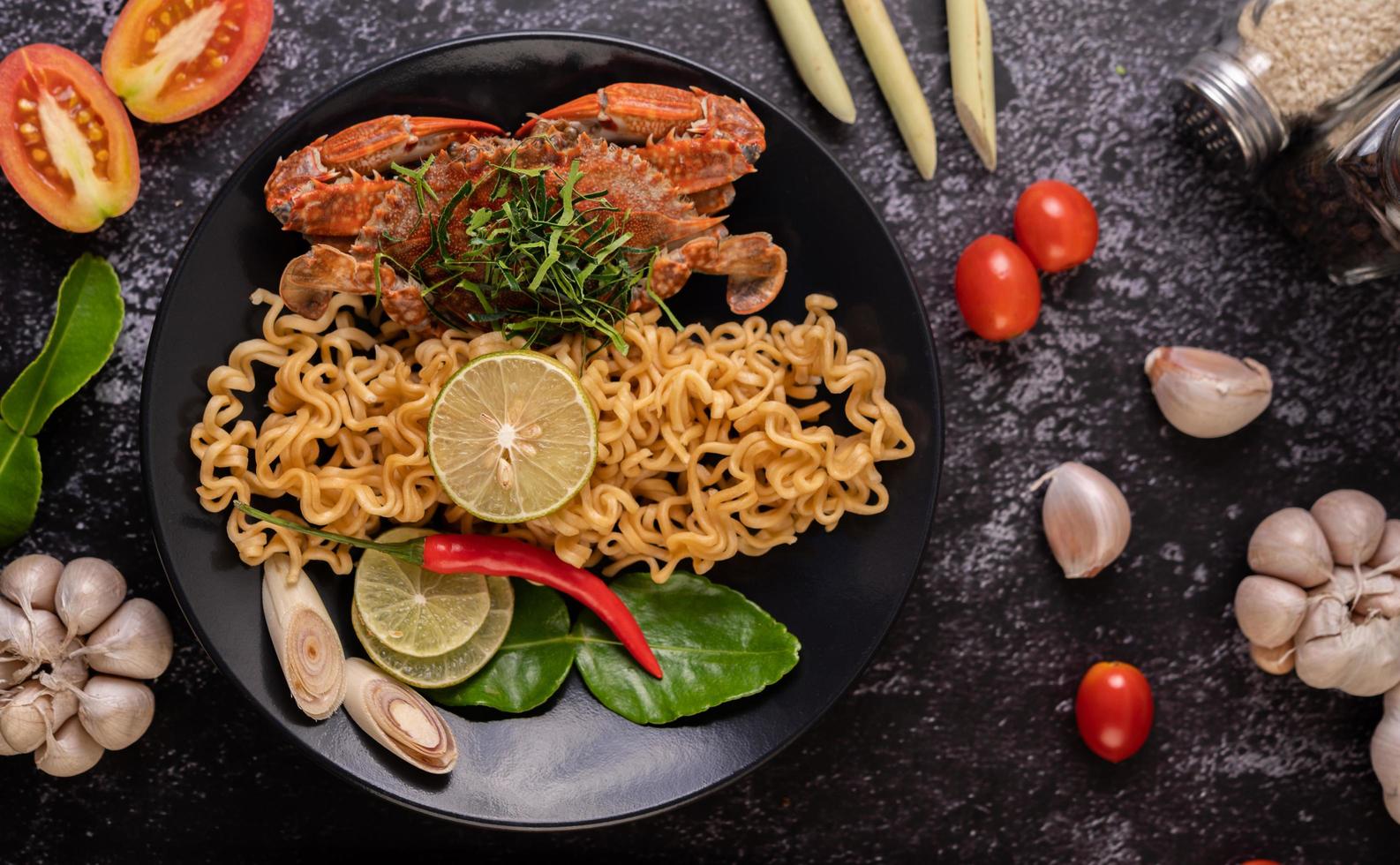 granchio con tagliatelle e limone, peperoncino, pomodoro, aglio e citronella foto