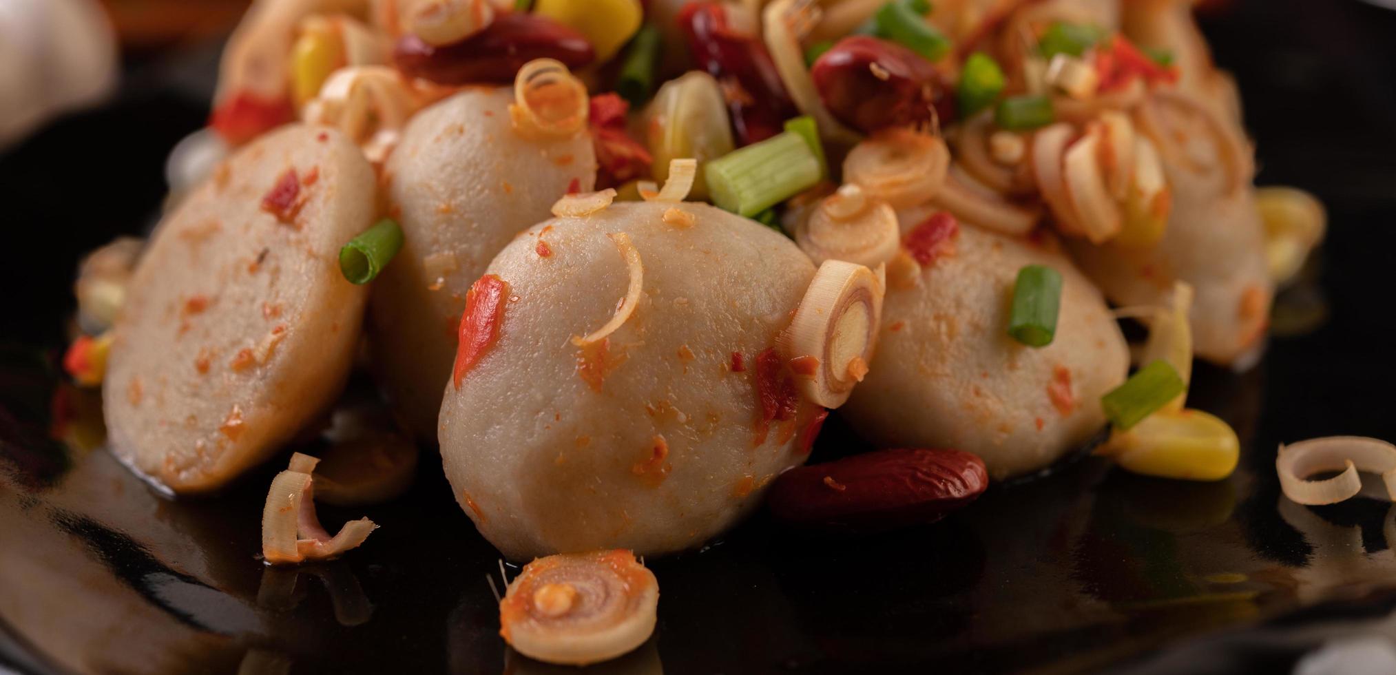 insalata di polpette piccanti con peperoncino, limone, aglio e pomodoro foto