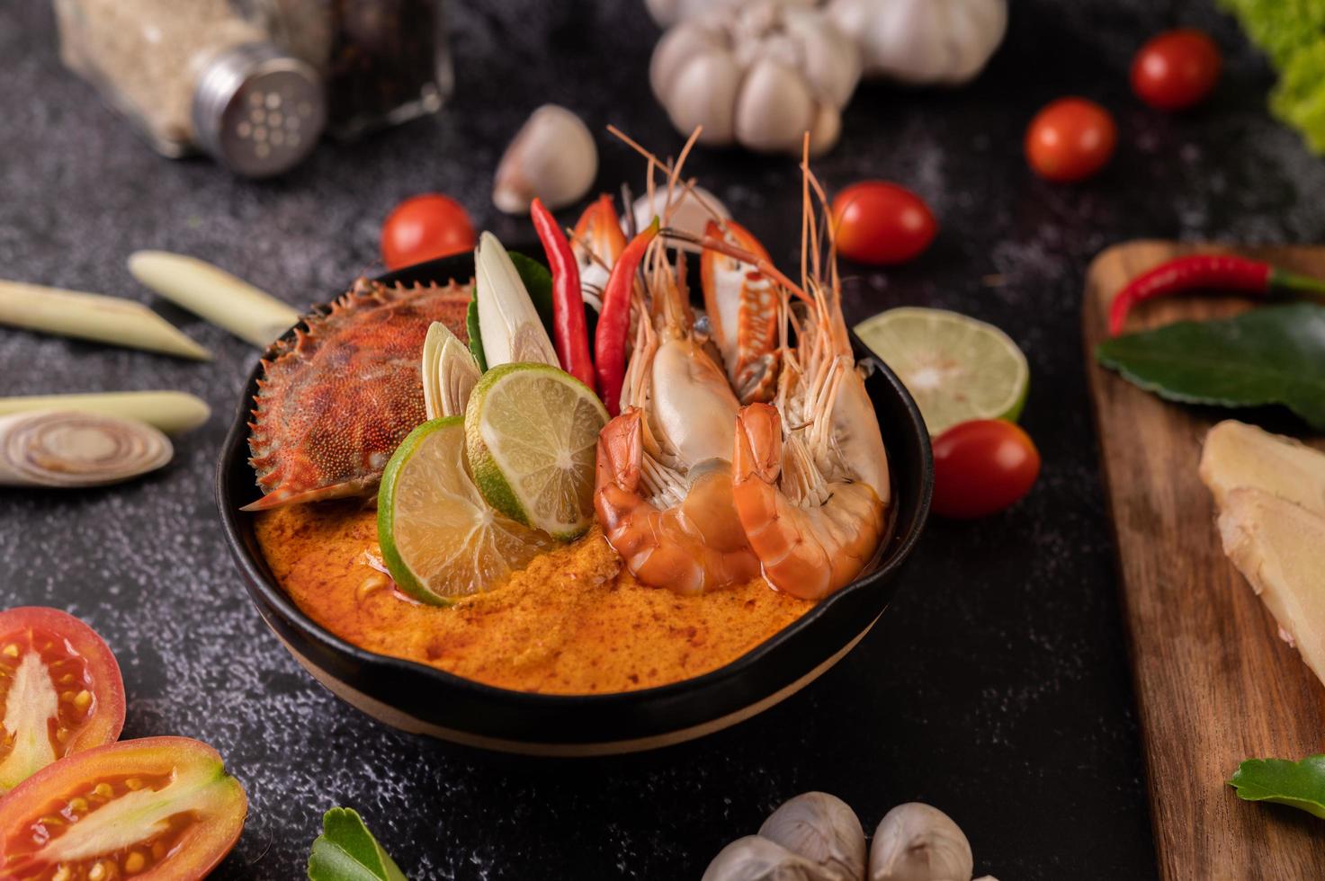 tom yum con gamberi e granchi e lime, peperoncino, pomodoro e aglio foto