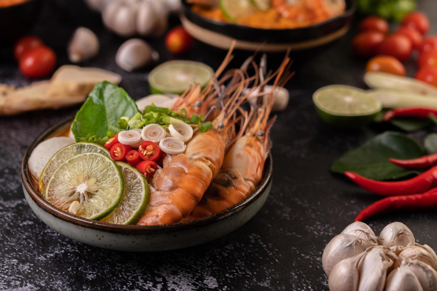 zuppa tom yum con gamberi e granchio con lime, peperoncino, pomodoro e aglio foto