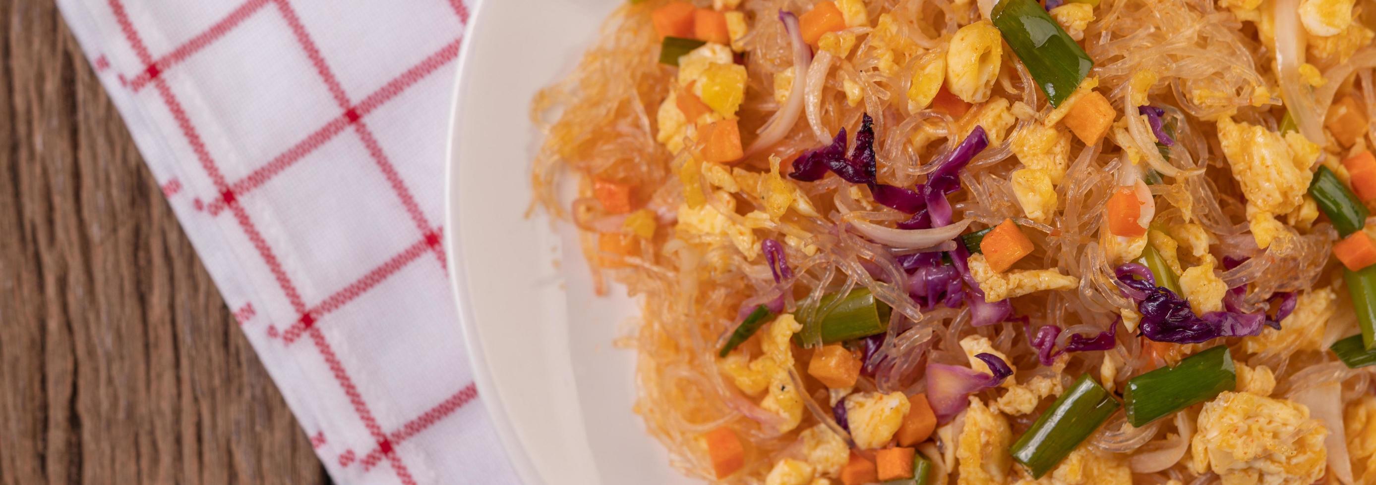 mescolare tagliatelle di vetro fritte con le uova foto