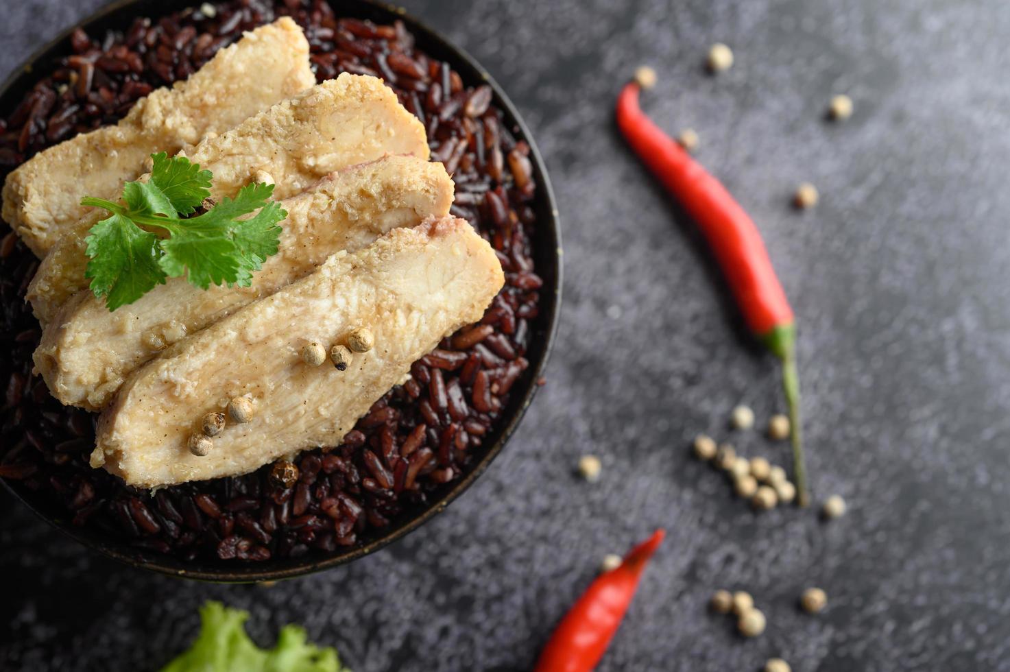 petto di pollo alla griglia con peperoni su bacche di riso viola mature foto