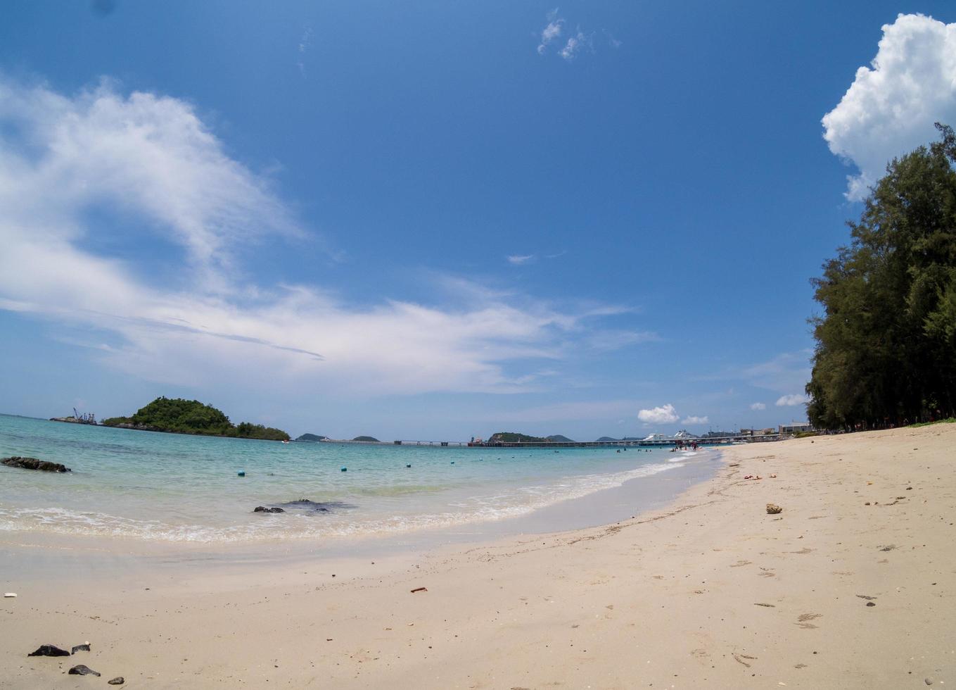 paesaggio estate fisheyeview tropicale mare spiaggia roccia blu cielo bianca sabbia sfondo calma natura oceano bellissimo onda schianto spruzzi acqua viaggio nang montone spiaggia est Tailandia Chonburi esotico orizzonte foto