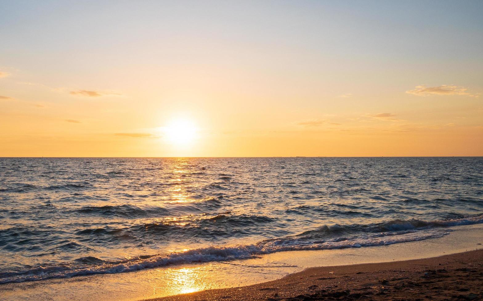 davanti punto di vista paesaggio viaggio estate mare vento onda freddo su vacanza calma mare costiero la zona grande sole impostato cielo leggero arancia d'oro natura tropicale bellissimo sera ore giorno a scoppio san spiaggia Tailandia. foto