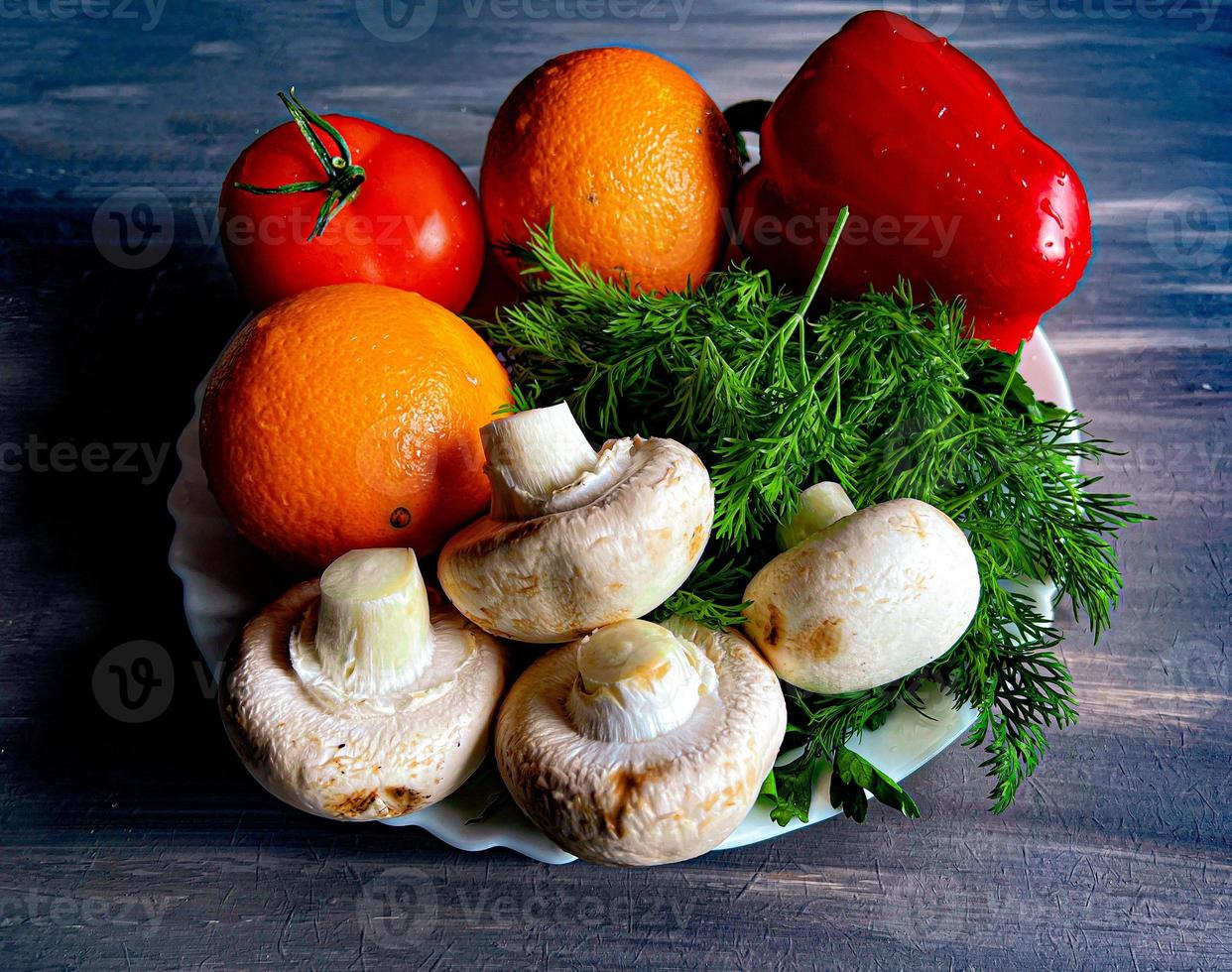 frutta e verdure su un' piatto foto