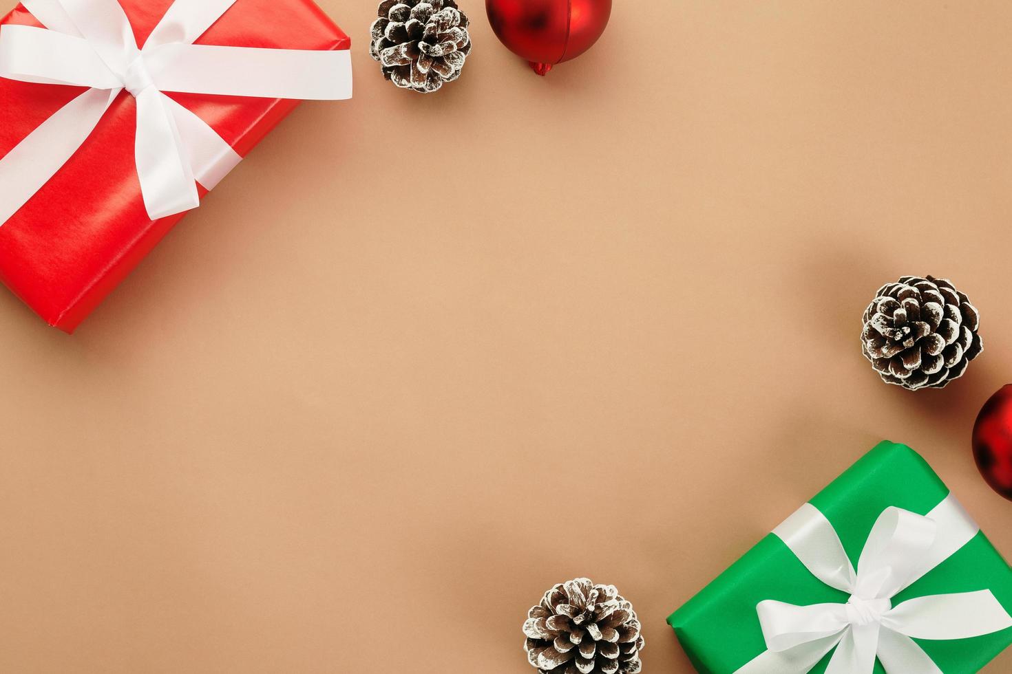 decorazioni natalizie su carta kraft con spazio di copia foto