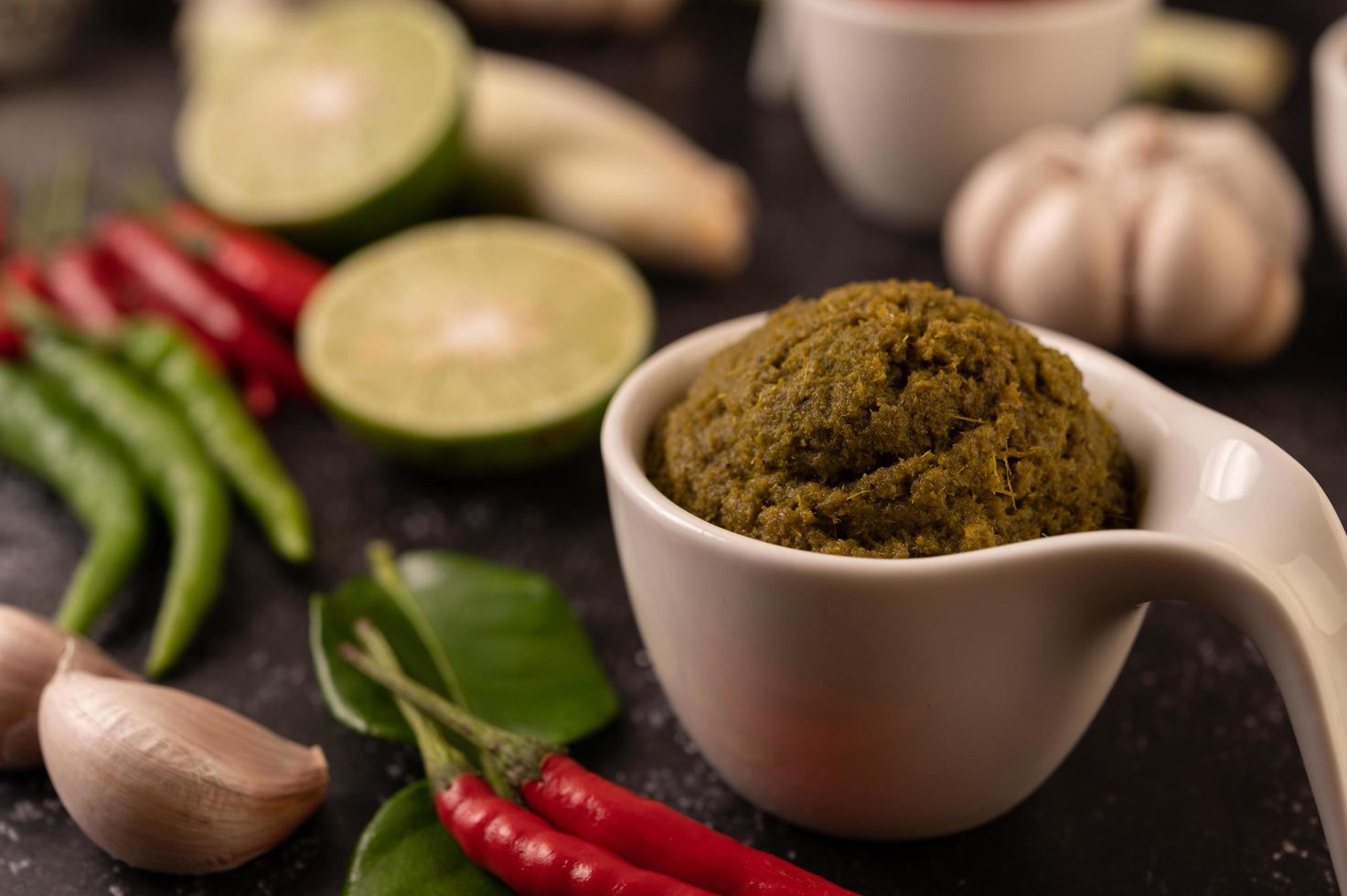 pasta di curry verde in una tazza di ceramica bianca foto