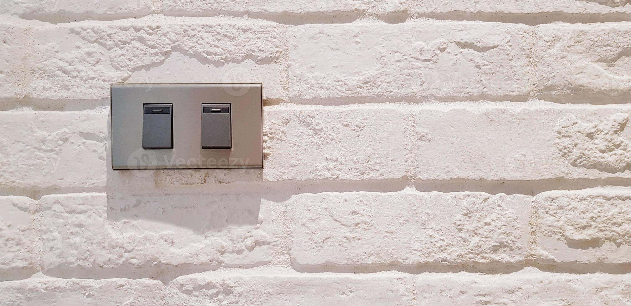 grigio leggero interruttore pulsante installato su bianca ruvido o Vintage ▾ parete con giusto copia spazio. elettricità, elettrico attrezzatura e sfondo concetto foto