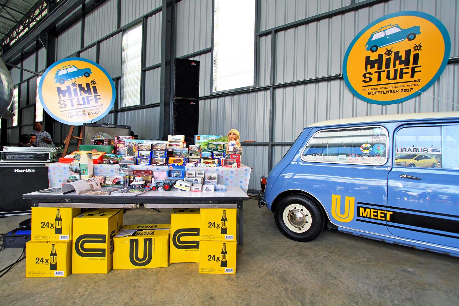 bangkok, Tailandia - gennaio 29, 2023 blu mini austin classico auto parcheggio nel box auto accanto giocattolo mettere su tavolo con zinco parete sfondo nel Vintage ▾ colore stile. piccolo veicolo e retrò. foto