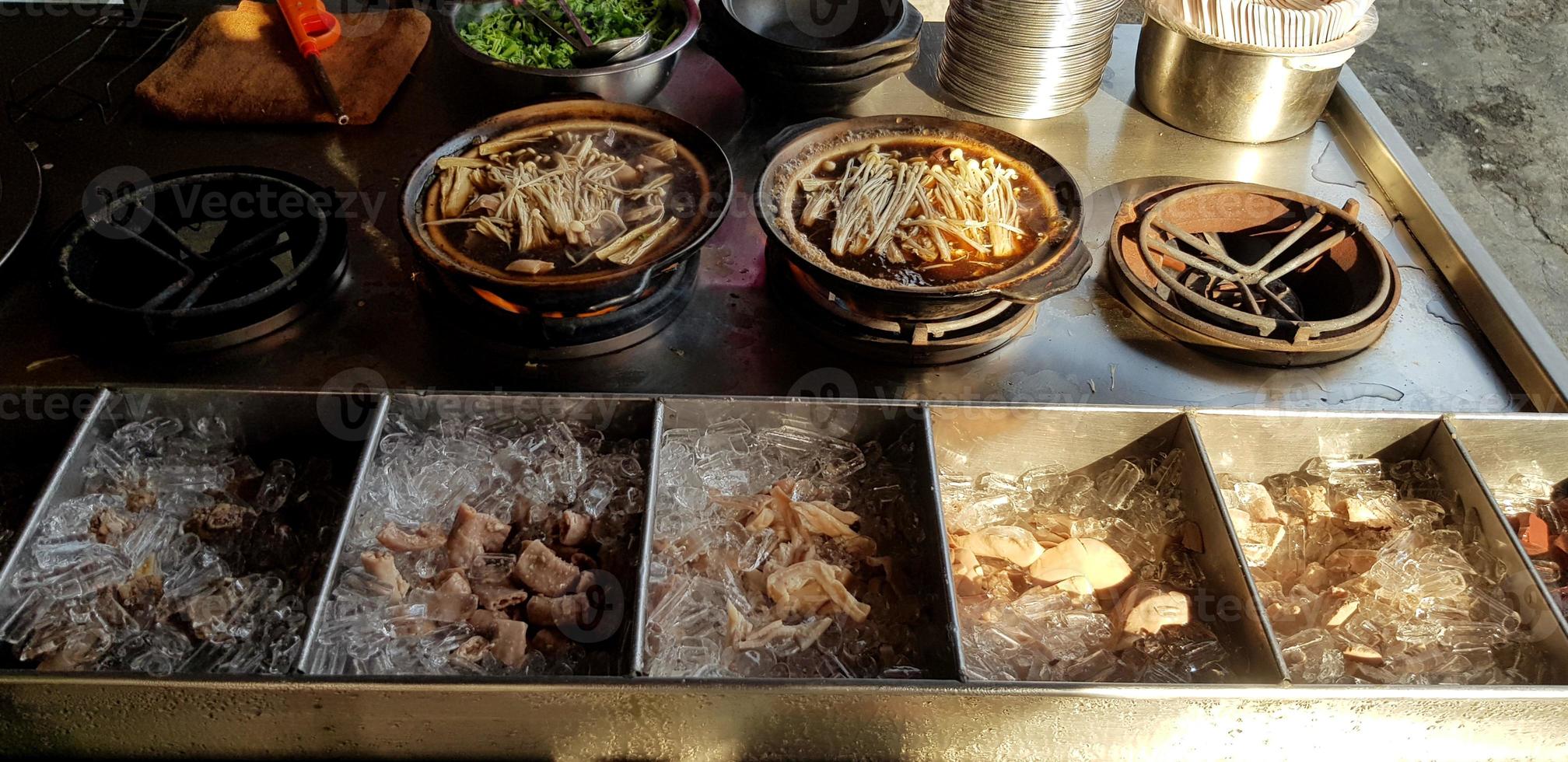 cucinando caldo bak kutu teh su bollito pentola per vendita con luce del sole nel il mattina su cibo strada mercato - cucina , preparazione e servizio concetto foto