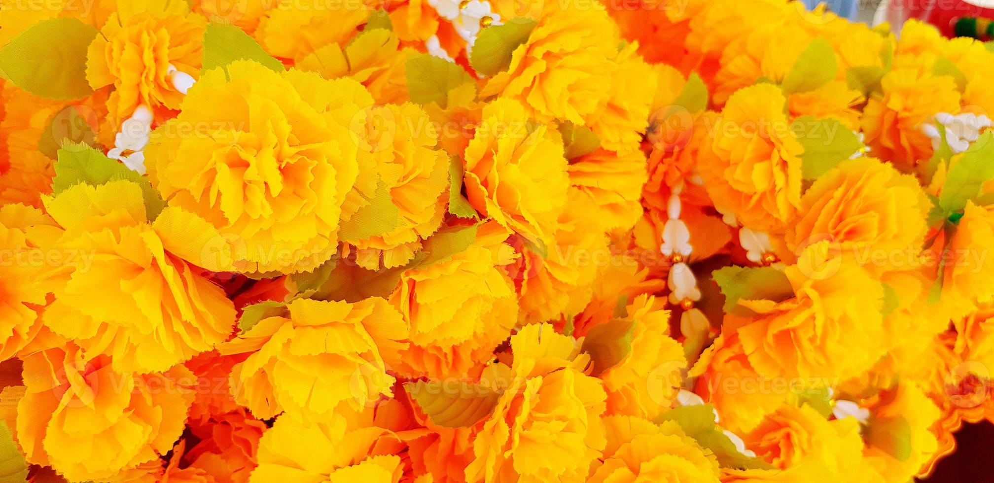 molti ghirlanda e giallo fiore per culto il Budda a tailandese tempio per sfondo. religione, cultura e rispetto o fede concetto foto