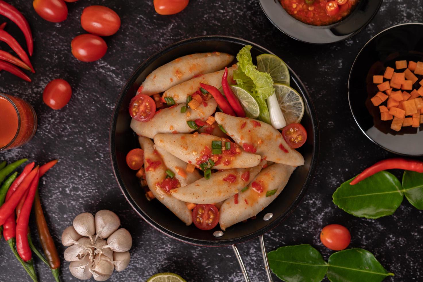 insalata di polpette piccanti con peperoncino, limone, aglio e pomodoro foto