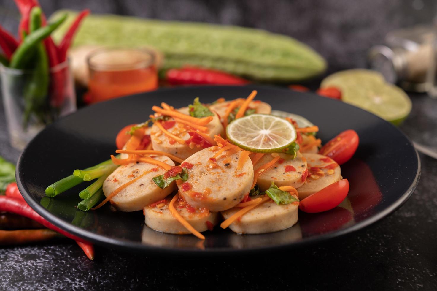 Insalata di salsiccia di maiale vietnamita con peperoncino, limone, aglio e pomodoro foto