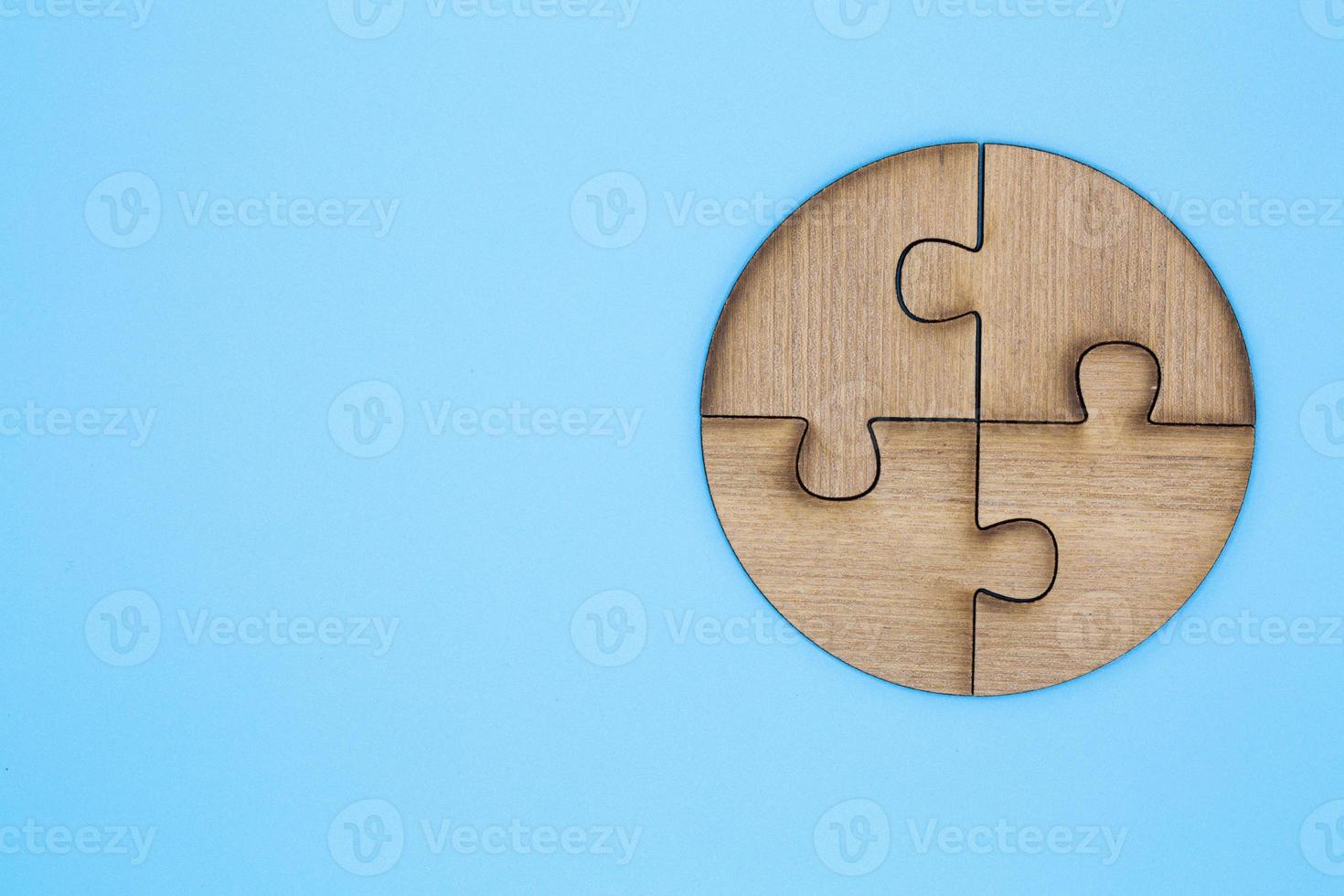 di legno sega puzzle su un' blu sfondo foto