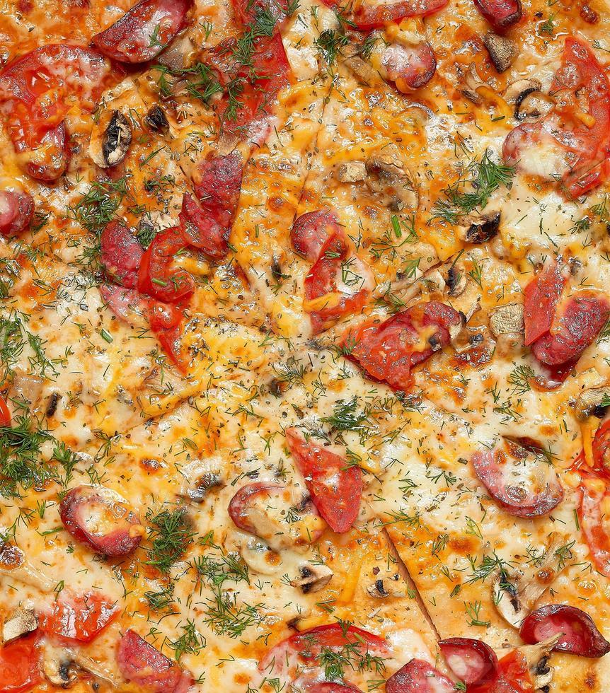 al forno il giro Pizza con affumicato salsicce, funghi, pomodori, formaggio e aneto foto