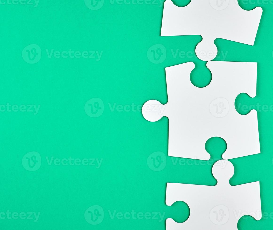 vuoto bianca grande puzzle su verde sfondo foto