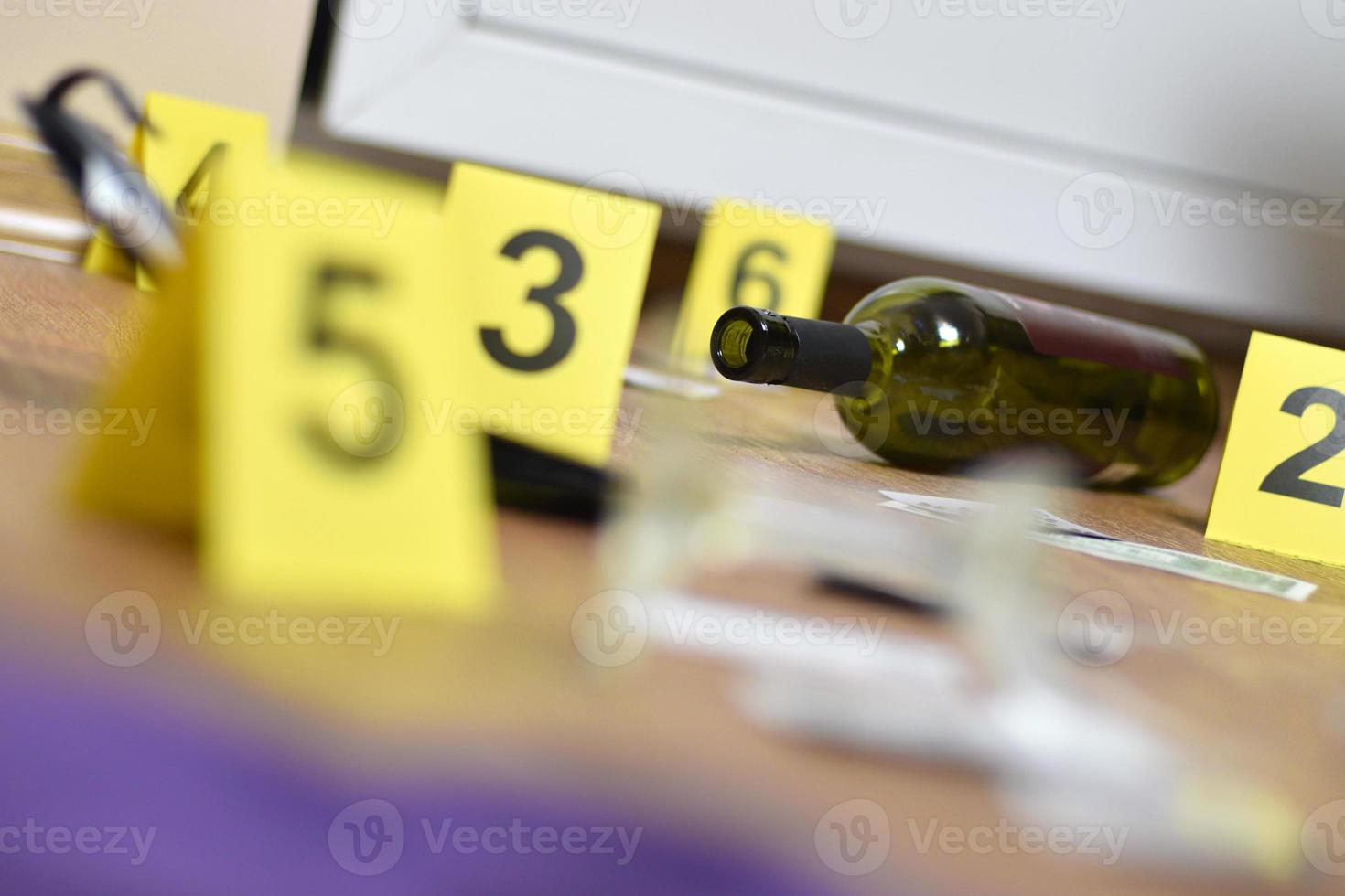 rotto bicchiere e bottiglia di vino segnato come prova durante crimine scena indagine. molti giallo marcatori con numeri foto