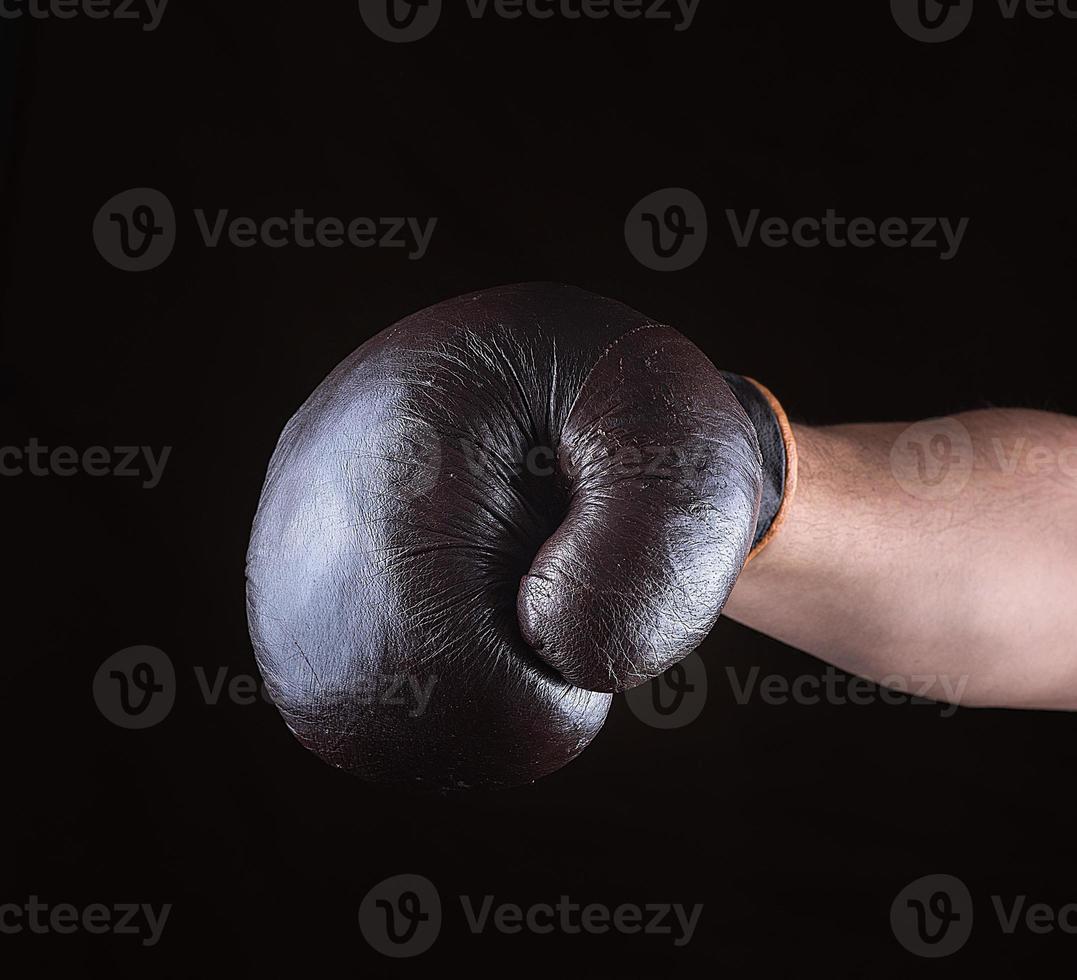 Marrone boxe guanto vestito su dell'uomo mano foto