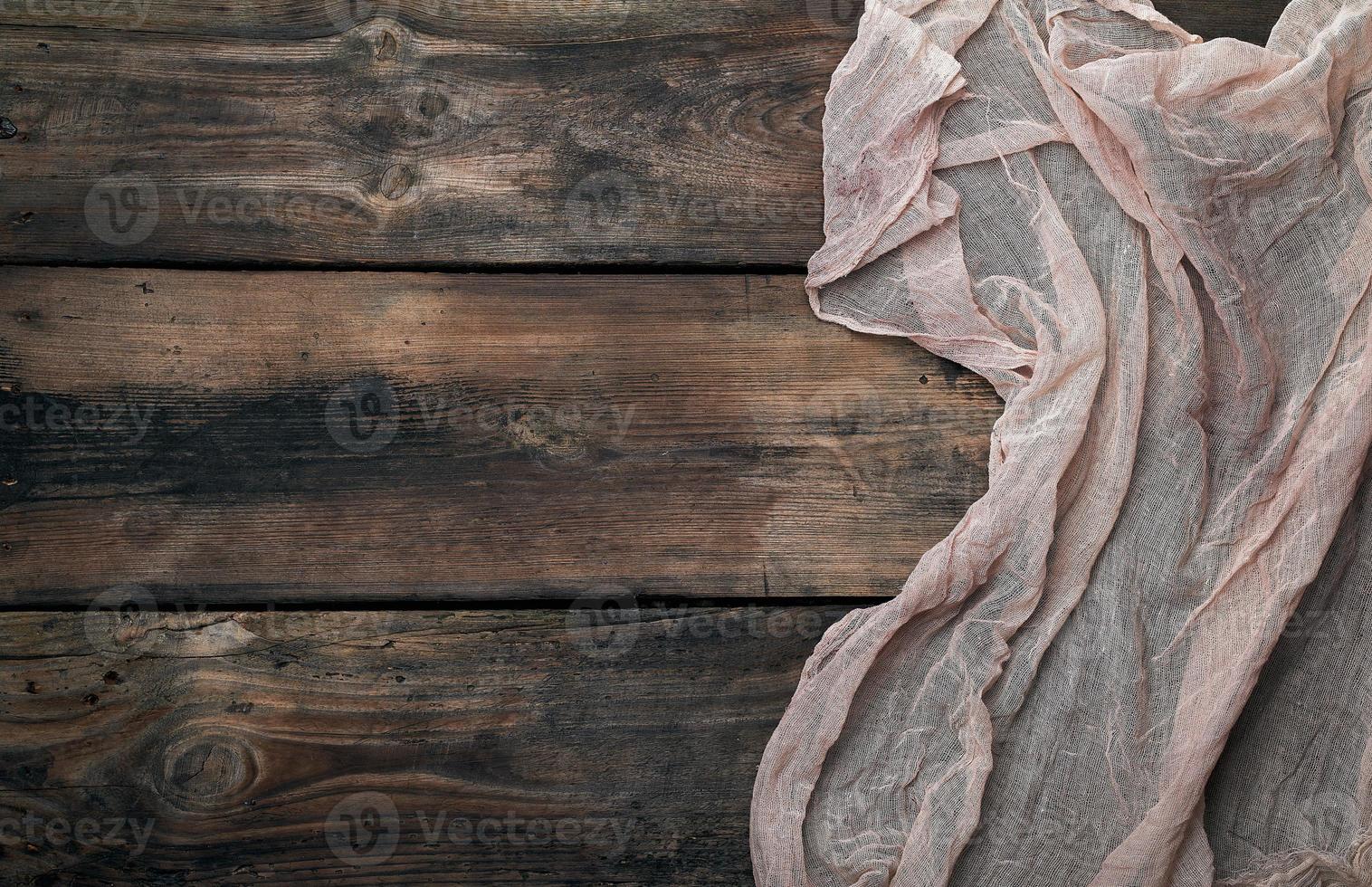 grigio tessile tovagliolo, Marrone di legno sfondo foto