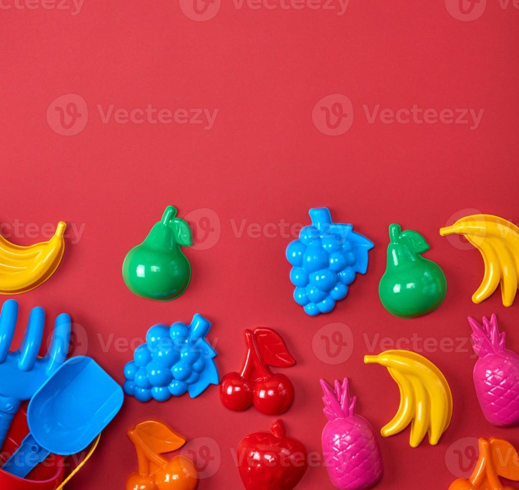 plastica bambini giocattoli nel il modulo di frutta e un' secchio 19165556  Stock Photo su Vecteezy