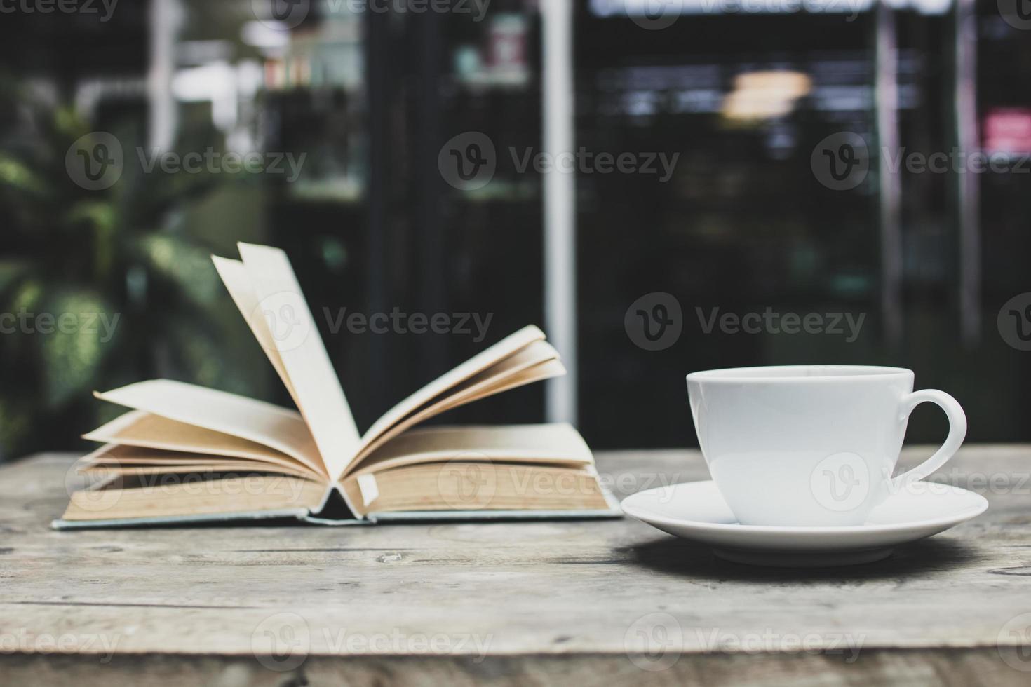 tazza di caffè e un libro aperto foto