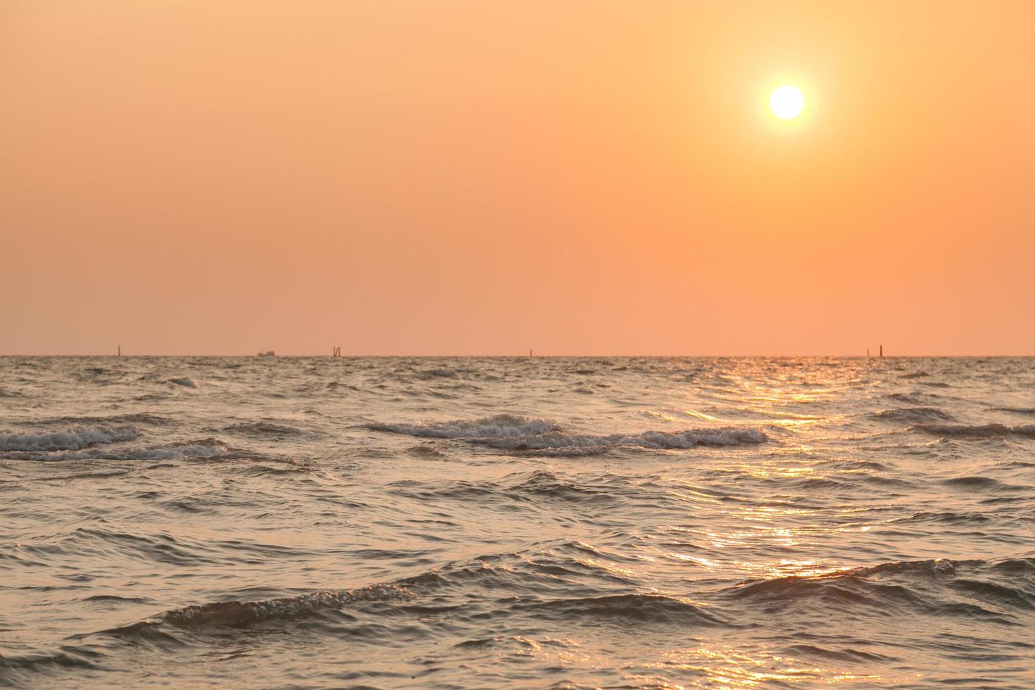 tramonto sul mare foto