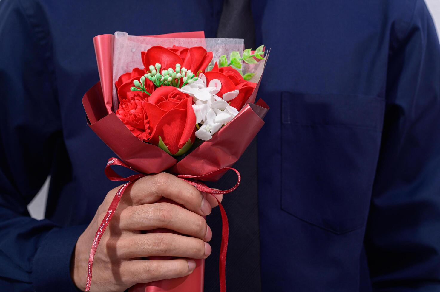 persona in possesso di un bouquet che indossa un abito foto