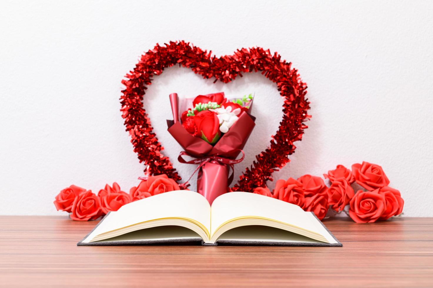 arredamento di San Valentino con il libro foto