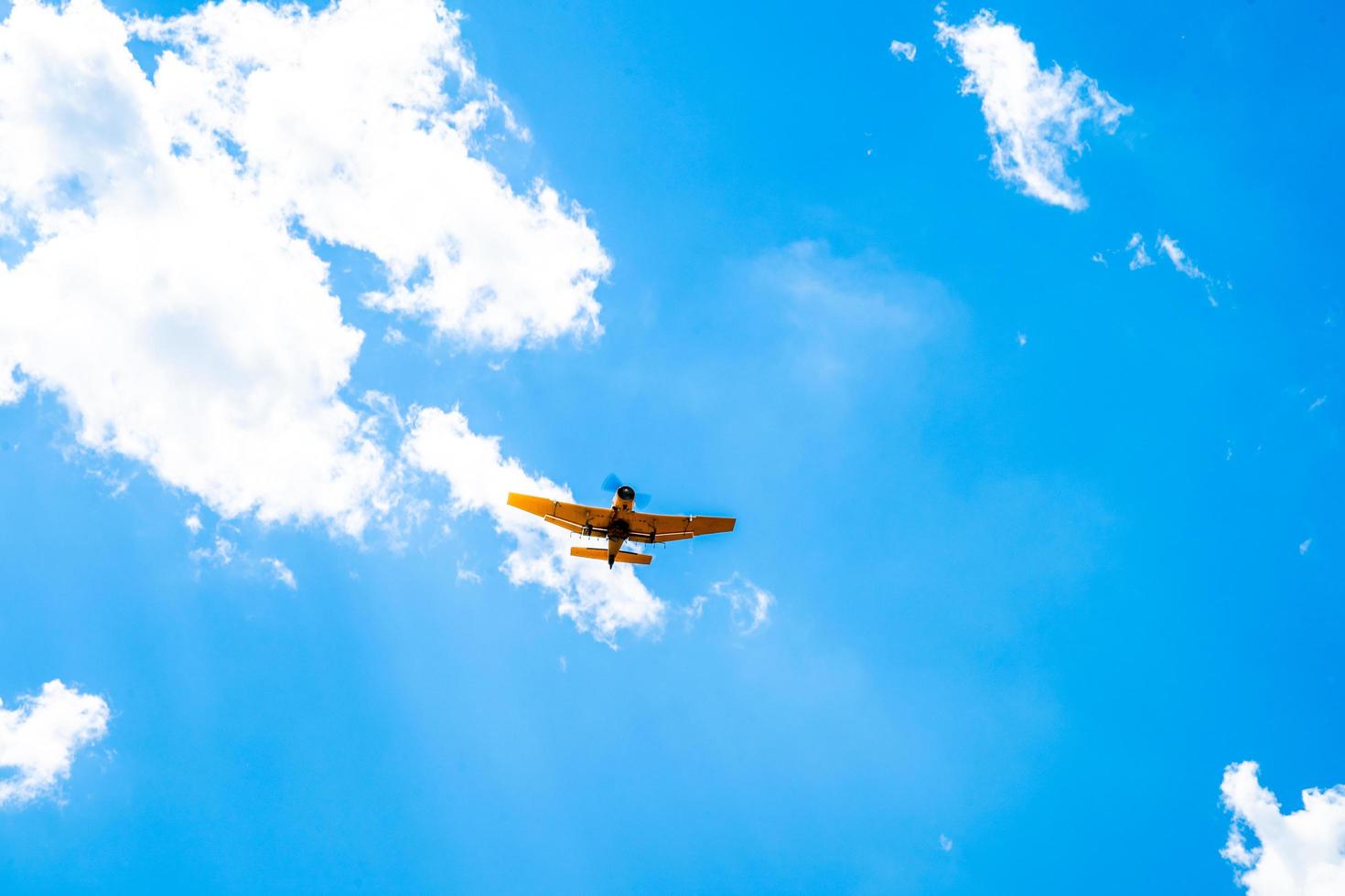 aeroplano giallo nel cielo foto