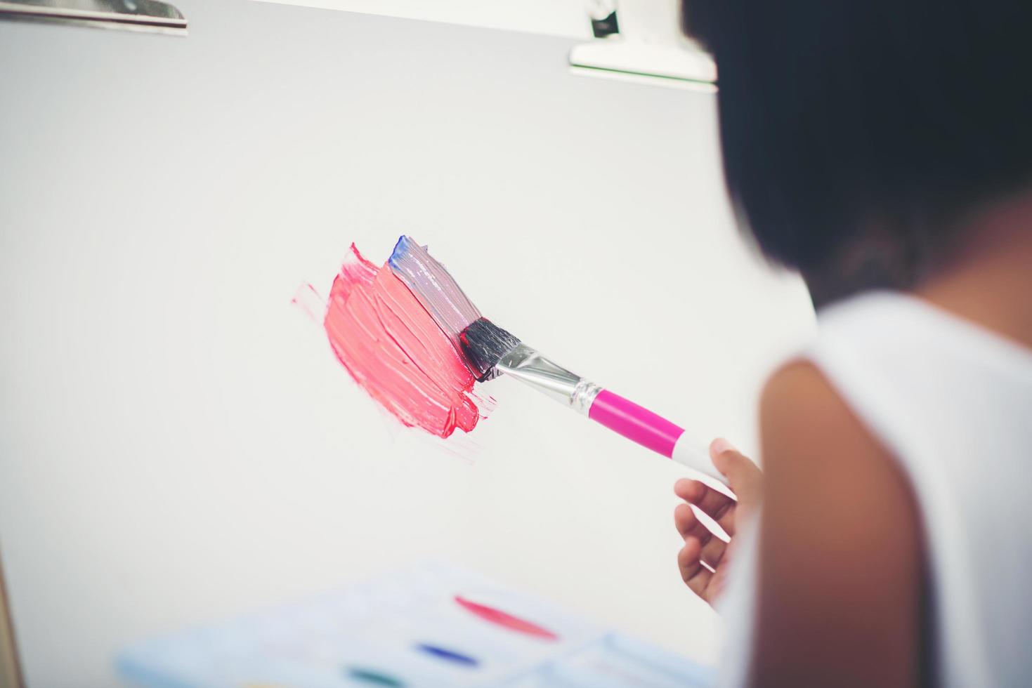 artista della bambina che dipinge un quadro nel parco foto